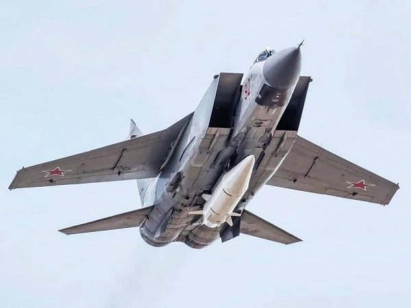 Перехватчик МиГ-31К с гиперзвуковой ракетой "Кинжал"